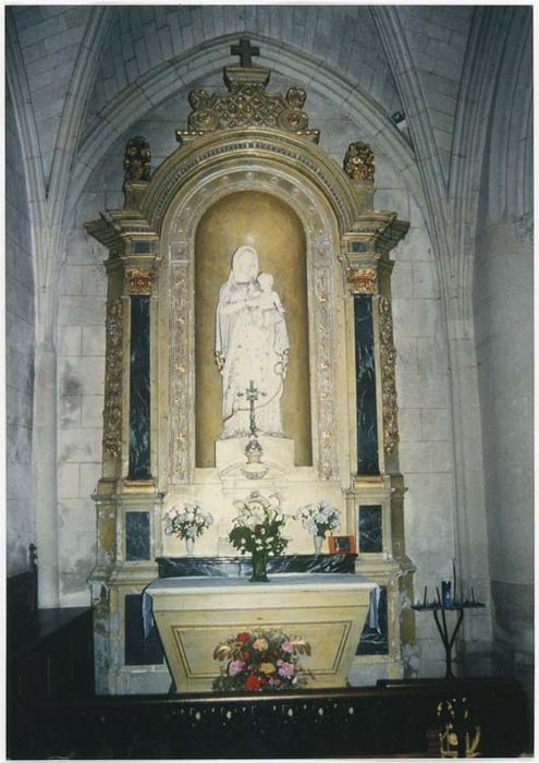 autel latéral nord, retable et statue : Vierge à l'Enfant