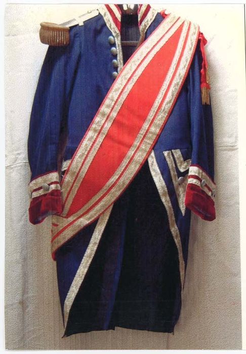 costume de suisse (bicorne, manteau, baudrier, épée et canne) dite grande tenue de suisse
