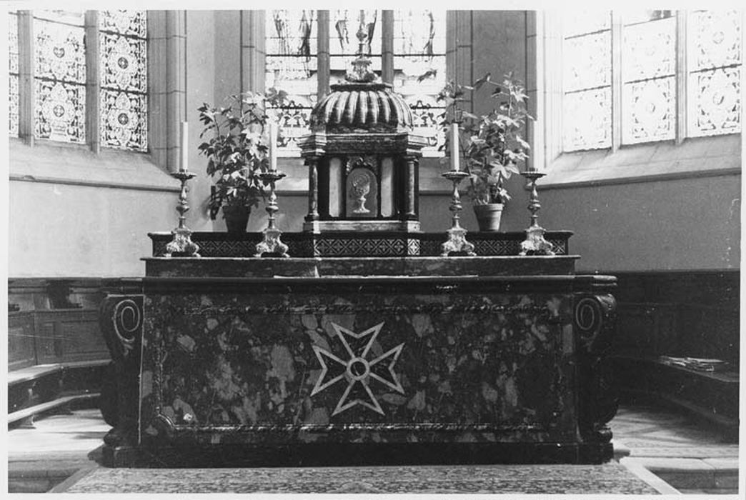 autel, tabernacle et deux gradins d'autel, quatre flambeaux - © Ministère de la Culture (France), Médiathèque du patrimoine et de la photographie, diffusion GrandPalaisRmn Photo