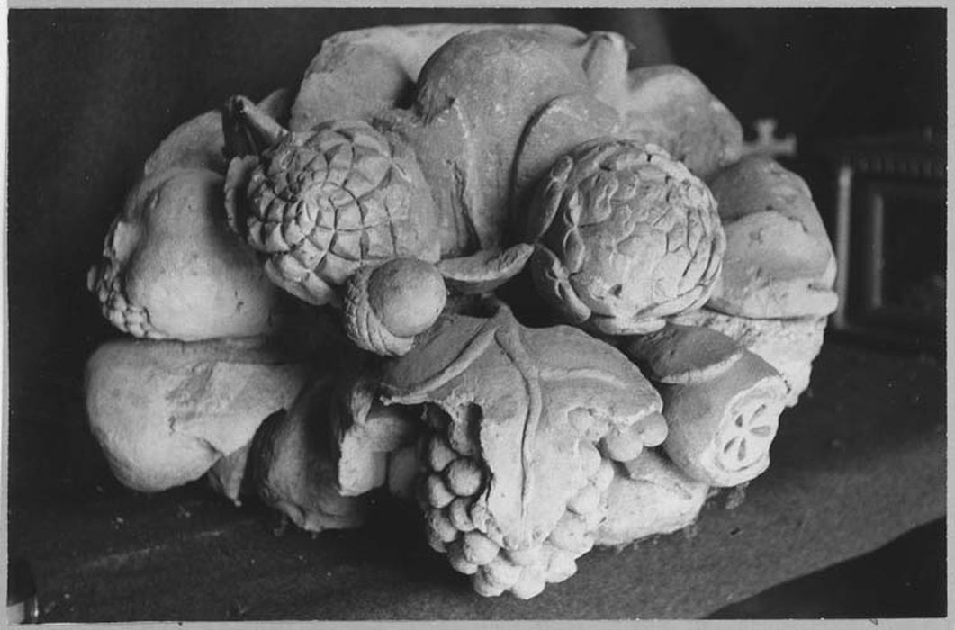 Fragment de relief : Fleurs et fruits