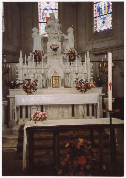 autel (maître-autel), gradin d'autel, tabernacle, trois bas-reliefs : Christ au Jardin des oliviers, Couronnement de la Vierge, Annonciation et trois statues : La Dation du rosaire - © Ministère de la Culture (France), Médiathèque du patrimoine et de la photographie, diffusion GrandPalaisRmn Photo