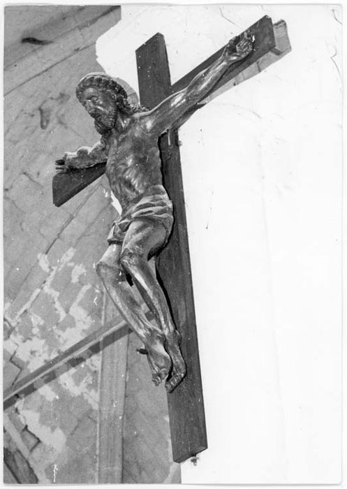 statue : Christ en croix