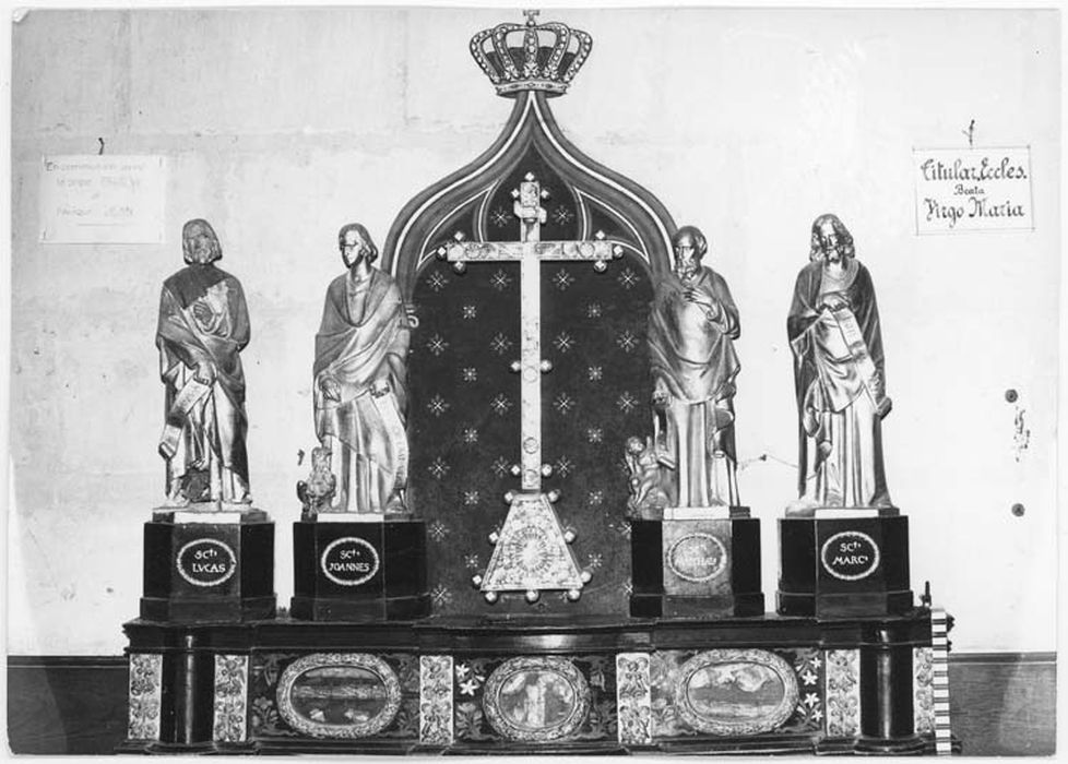 Ensemble d'un reliquaire, de quatre statuettes et d'une croix