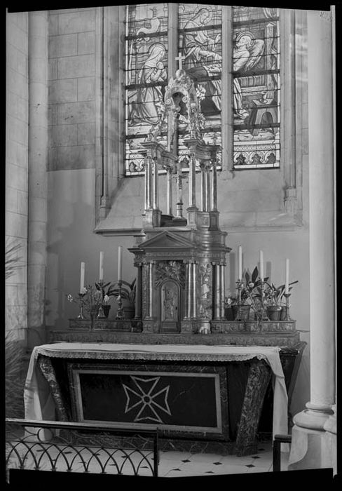 autel (maître-autel), retable, deux gradins d'autel, tabernacle, exposition, six flambeaux