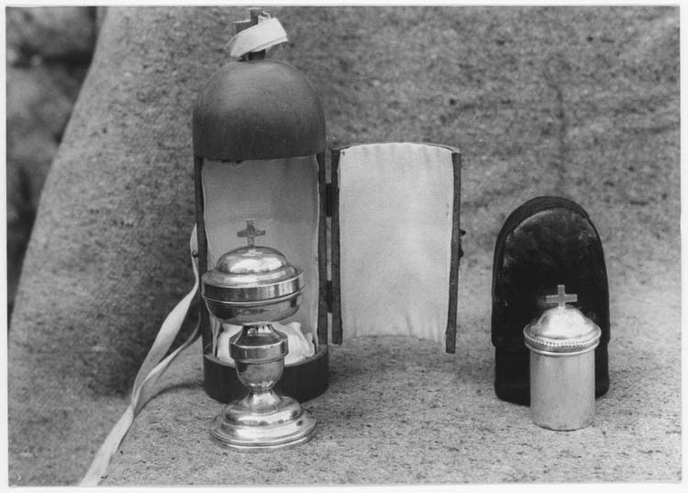 ciboire des malades et burette à huile - © Ministère de la Culture (France), Médiathèque du patrimoine et de la photographie, diffusion GrandPalaisRmn Photo