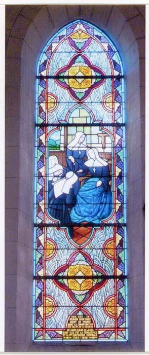 verrière F13 : Rose Giet bénit la congrégation du Sacré-Cur - © Ministère de la Culture (France), Médiathèque du patrimoine et de la photographie, diffusion GrandPalaisRmn Photo