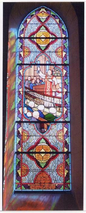 verrière F4 : L'Abbé Soyer instruit et console ses paroissiens - © Ministère de la Culture (France), Médiathèque du patrimoine et de la photographie, diffusion GrandPalaisRmn Photo