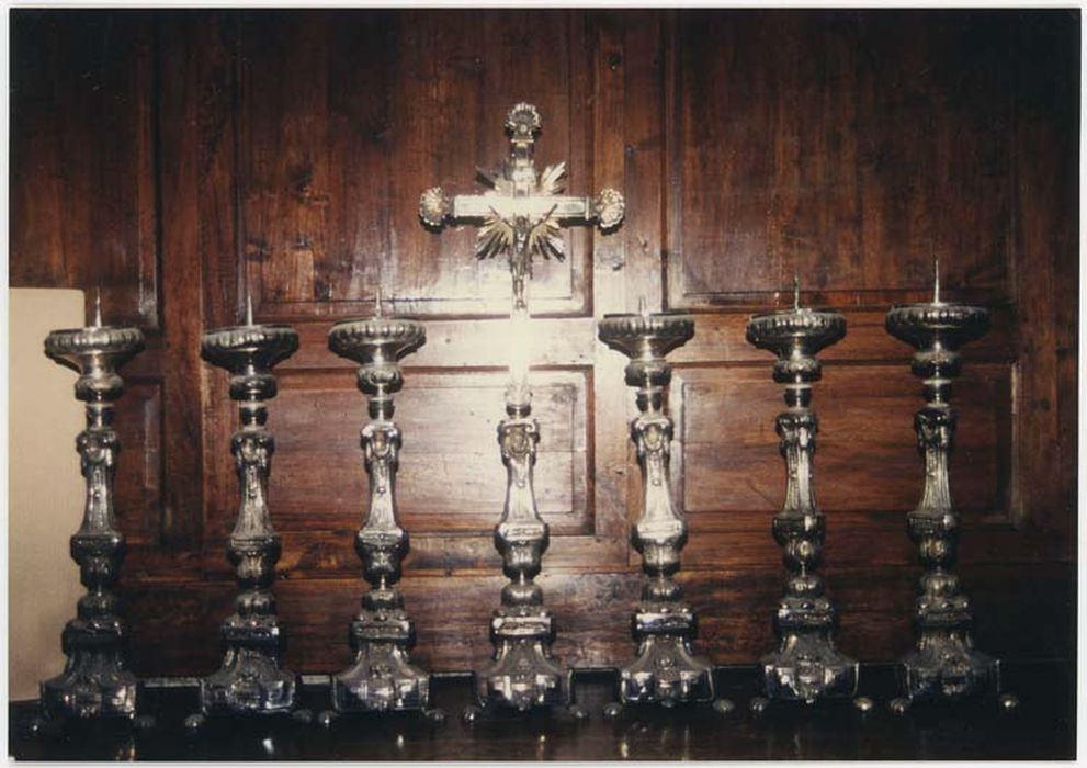 Croix d'autel et six chandeliers (garniture d'autel)