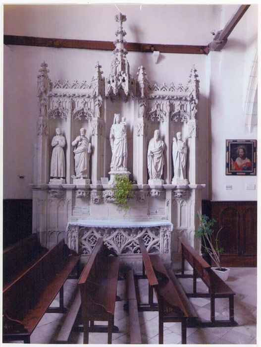 Retable latéral nord et ses cinq statues : Notre-Dame du Salve, Saint François d'Assise, Saint Pierre, Saint Paul et Saint René ?