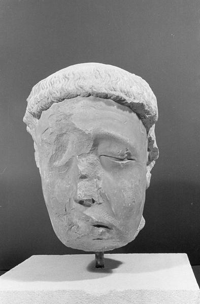 Statue en pierre de Bourgogne, fragment : tête de gisant, de face