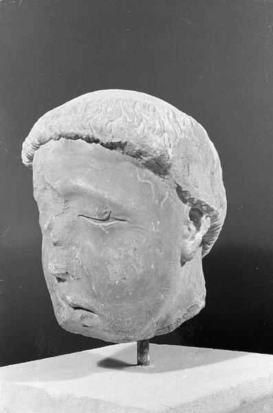 Statue en pierre de Bourgogne, fragment : tête de gisant, de trois quarts gauche