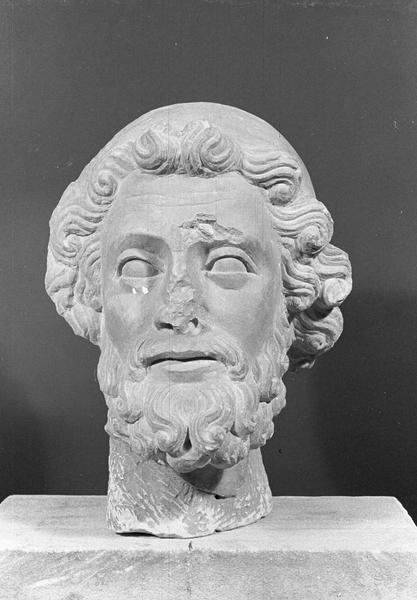 Statue en pierre de Romain, fragment : tête d'homme barbu, de face