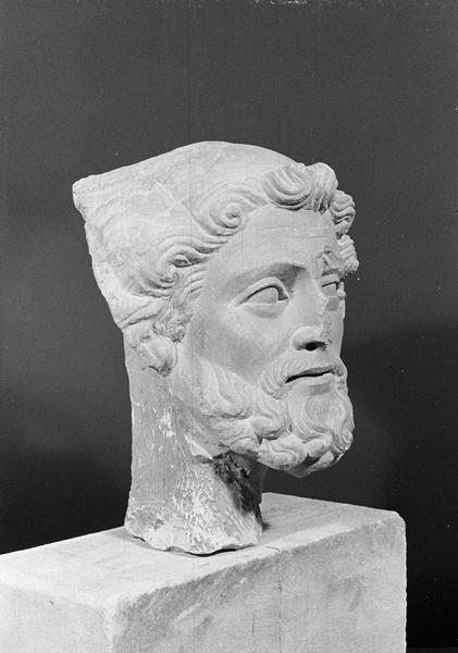 Statue en pierre de Romain, fragment : tête d'homme barbu, de trois quarts droit