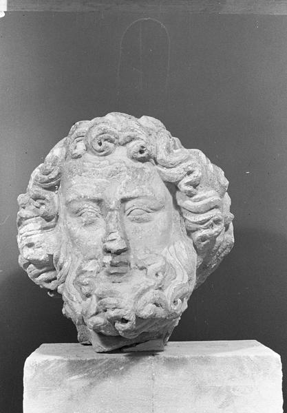 Statue en pierre de Romain, fragment : tête d'homme barbu, de face