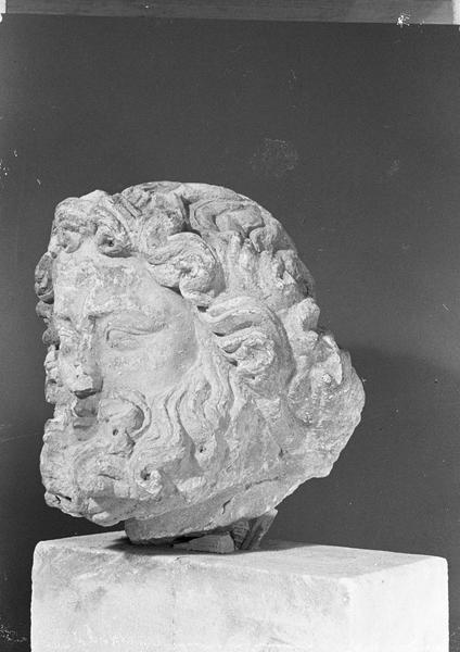 Statue en pierre de Romain, fragment : tête d'homme barbu, de trois quarts gauche