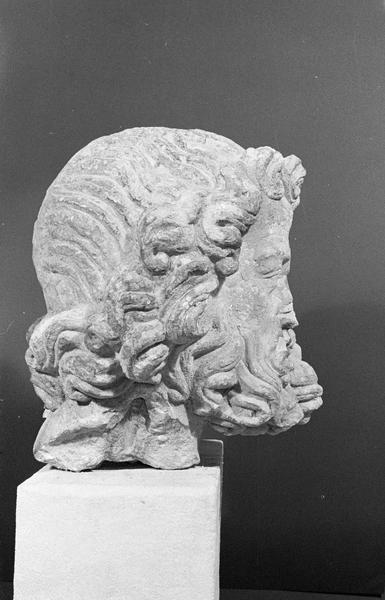 Statue en pierre de Romain, fragment : tête d'homme barbu, profil droit