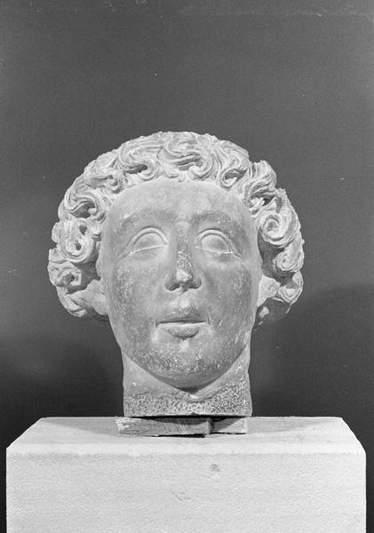 Statue en pierre de Courville, fragment : tête d'homme, de face