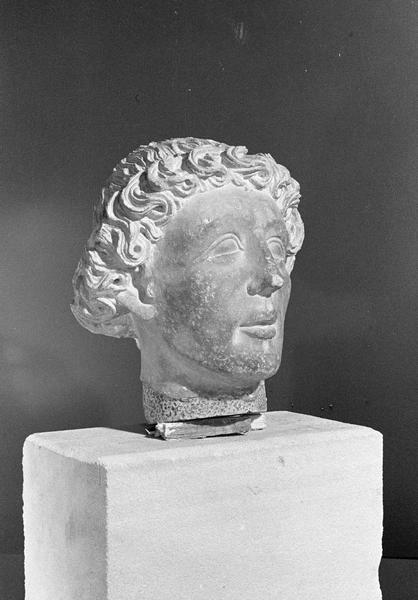 Statue en pierre de Courville, fragment : tête d'homme, de trois quarts droit