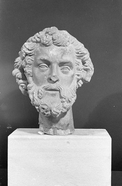 Statue en pierre de Courville, fragment : tête d'homme barbu, de face