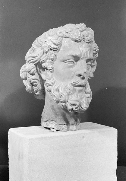 Statue en pierre de Courville, fragment : tête d'homme barbu, de trois quarts droit