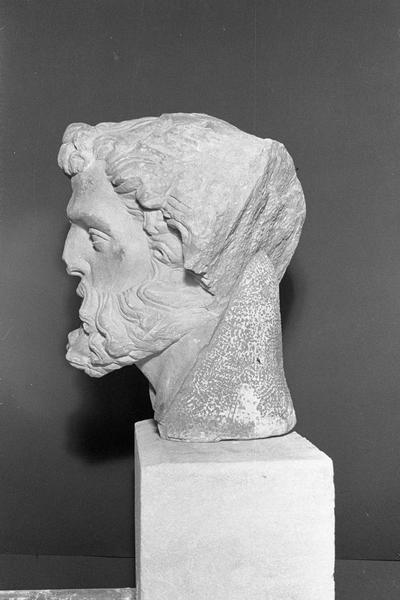 Statue en pierre de Courville, fragment : tête d'homme barbu, profil gauche