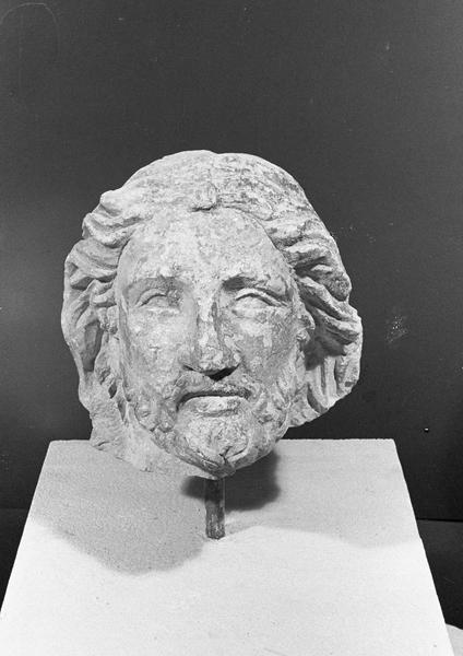 Statue en pierre de Romain, fragment : tête d'homme barbu, de face