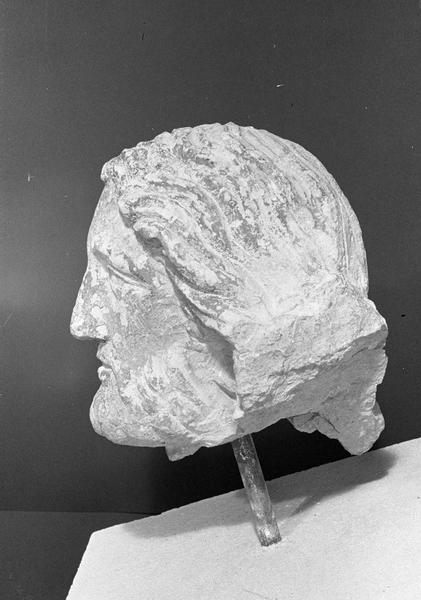 Statue en pierre de Romain, fragment : tête d'homme barbu, profil gauche