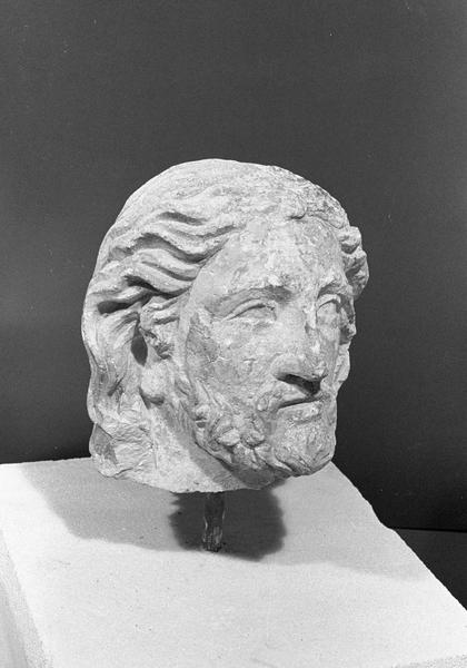 Statue en pierre de Romain, fragment : tête d'homme barbu, de trois quarts droit