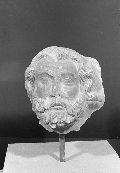 Statue, fragment : tête d'homme barbu, de face