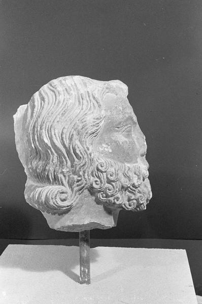 Statue, fragment : tête d'homme barbu, profil droit