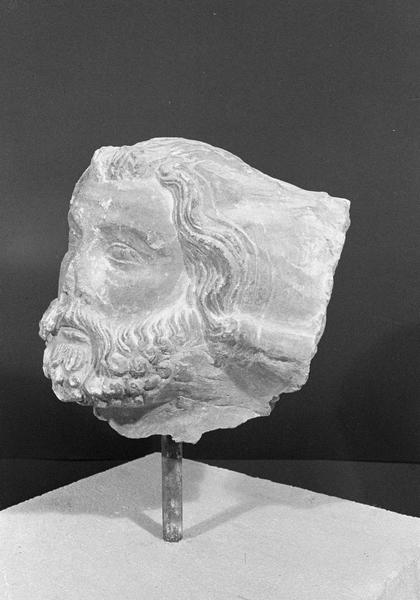 Statue, fragment : tête d'homme barbu, de trois quarts gauche