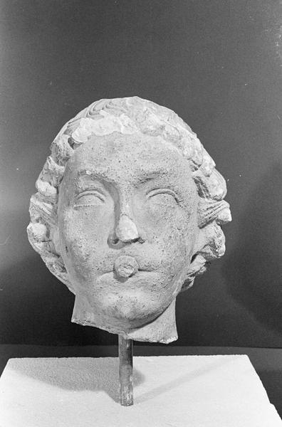 Statue en pierre de Courville, fragment : tête d'ange musicien (instrument manquant), de face