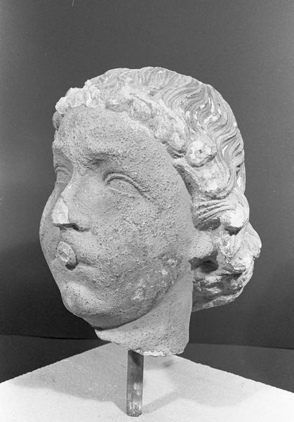 Statue en pierre de Courville, fragment : tête d'ange musicien (instrument manquant), de trois quarts gauche