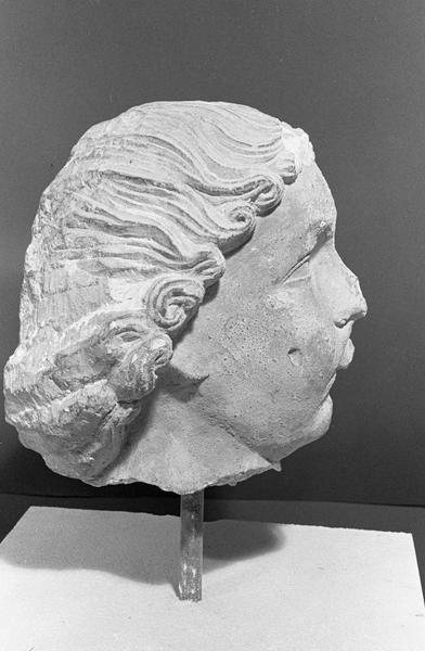 Statue en pierre de Courville, fragment : tête d'ange musicien (instrument manquant), profil droit