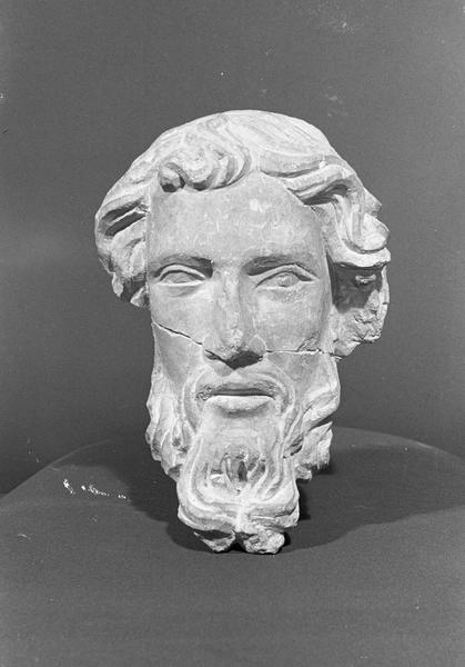 Statue en pierre de Romain, fragment : tête d'homme barbu (cassée en deux), de face