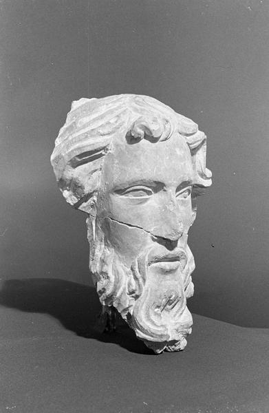 Statue en pierre de Romain, fragment : tête d'homme barbu (cassée en deux), de trois quarts droit