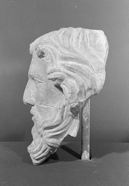 Statue en pierre de Romain, fragment : tête d'homme barbu (cassée en deux), profil gauche