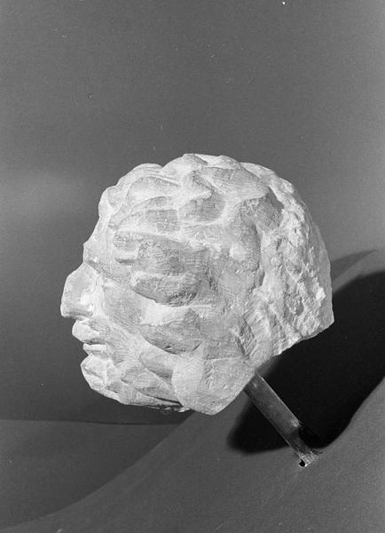 Statue en pierre de Romain, fragment : tête d'homme barbu grimaçant, profil gauche