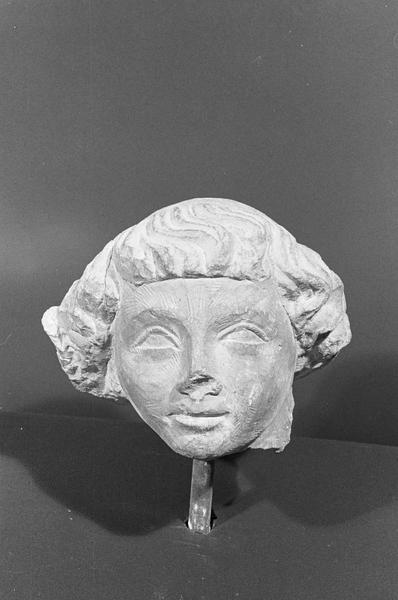 Statue en pierre de Romain, fragment : tête de jeune ecclésiastique, de face