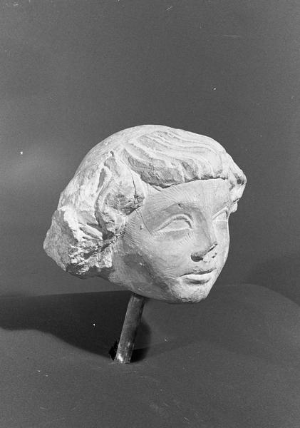 Statue en pierre de Romain, fragment : tête de jeune ecclésiastique, de trois quarts droit