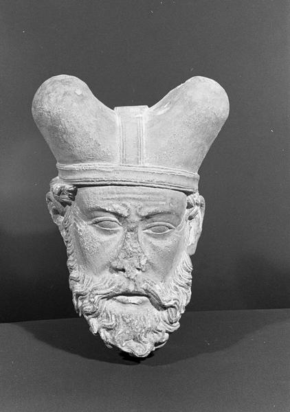 Statue en pierre de Romain, fragment : tête de Grand Prêtre, de face