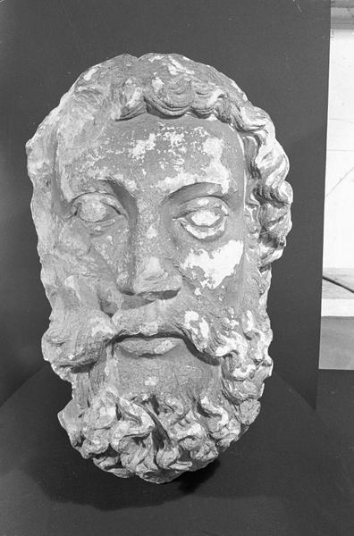 Statue en pierre de Courville, fragment : tête d'homme barbu, de face