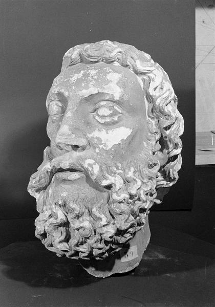 Statue en pierre de Courville, fragment : tête d'homme barbu, de trois quarts gauche