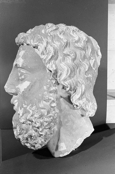 Statue en pierre de Courville, fragment : tête d'homme barbu, profil gauche