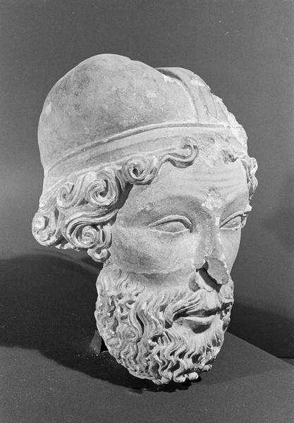 Statue en pierre de Courville, fragment : tête d'homme barbu et coiffé, de trois quarts droit