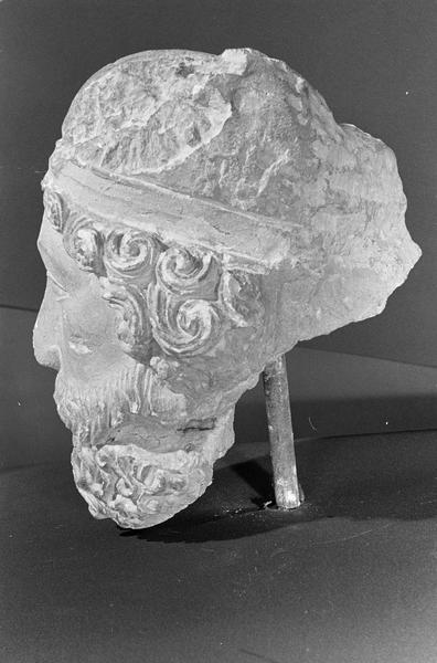 Statue en pierre de Courville, fragment : tête d'homme barbu et coiffé, profil gauche