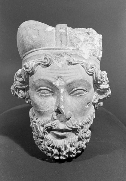 Statue en pierre de Courville, fragment : tête d'homme barbu et coiffé, de face