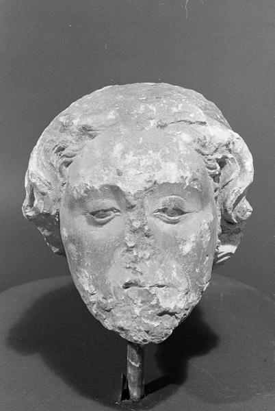 Statue en pierre de Courville, fragment : tête d'homme, de face