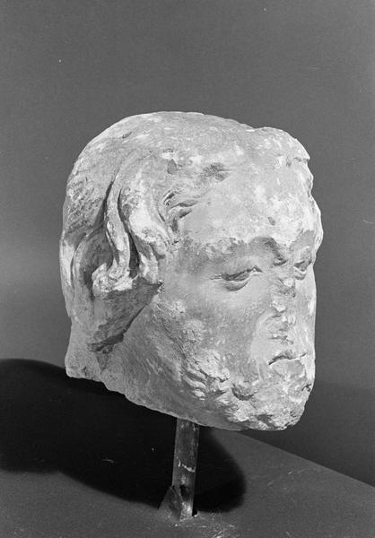 Statue en pierre de Courville, fragment : tête d'homme, de trois quarts droit