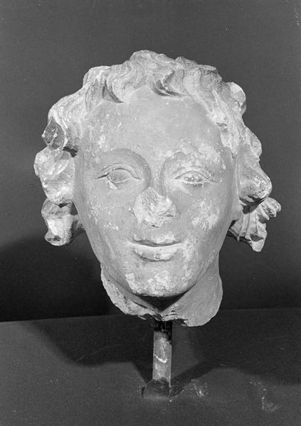 Statue en pierre de Courville, fragment : tête d'ange, de face